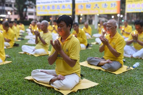 图5~7:二零一七年七月十七日,新加坡法轮功学员在芳林公园举办反迫害十八周年烛光悼念活动。
