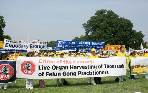 二零一七年七月二十日中午,法轮功学员及支持者在美国首都华盛顿国会山西草坪集会,呼吁国际社会制止中共对法轮功长达十八年的残酷迫害。