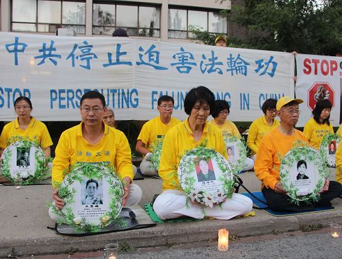 '图5:67岁的法轮功学员王金菊(中)说:迫害法轮功不停止,我们讲真相不停止'