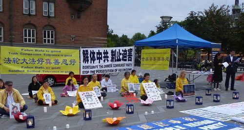 '图3~4:法轮功学员在哥本哈根市政厅广场举办烛光悼念'