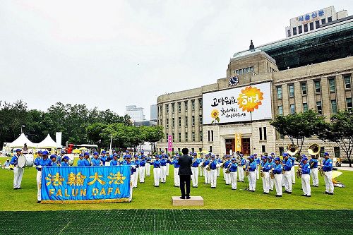 '图5:天国乐团演奏曲目悼念因坚持修炼被中共非法迫害致死的法轮功学员们。'