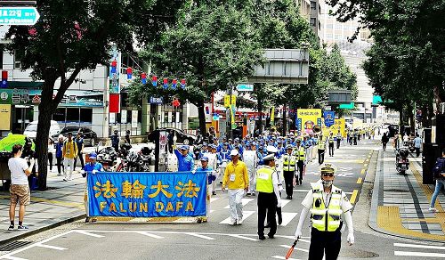 '图6:韩国警察为法轮功游行队伍开道。'