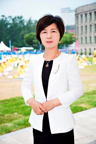 '图13:韩国天梯书店社长张淑在“七二零”集会现场。'