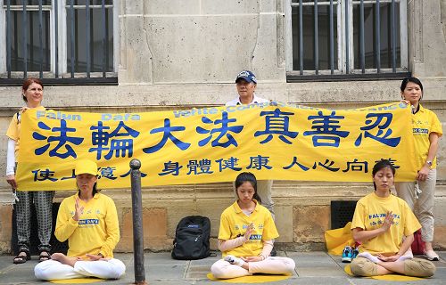 '图1~3:二零一七年七月二十日下午,法轮功学员在巴黎中使馆前集会,抗议中共对法轮功长达十八年的迫害'