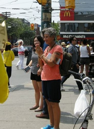 '图9:Adrienne Armstrong女士崇敬法轮大法'