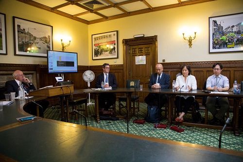 '图1:二零一七年七月十八日晚,英议会大厦内举行揭露中共迫害法轮功和中共活摘器官罪行研讨会,英议会跨党派宗教和信仰自由小组主席、国会议员吉姆·香农(Jim Shannon MP)主持会议'