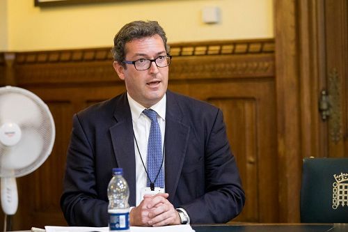 '图3:二零一七年七月十八日晚,英国保守党人权委员会副主席本尼迪克特·罗杰斯(Benedict Rogers)在英议会大厦揭露中共迫害法轮功及其活摘器官罪行研讨会上发言'