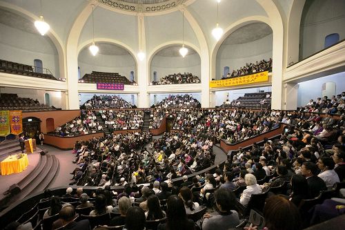 '图1~3:二零一七年加拿大法轮大法修炼心得交流会于七月二十二日,在多伦多大学的“Convocation Hall”召开。'