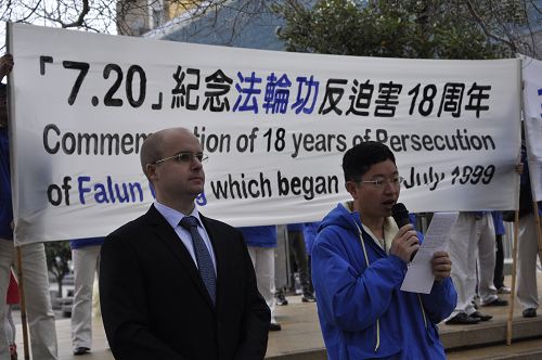 '图6:法轮功学员John Chen 讲述受迫害经历。'