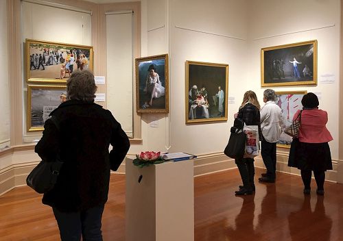 '图1~2:民众在观赏“真善忍国际美展”画作。'