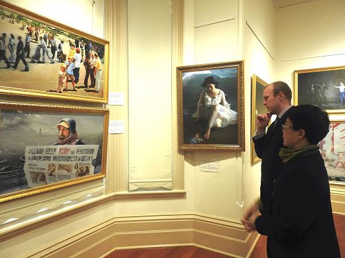 '图3:阿德莱德恩利市长在观赏美展作品。'