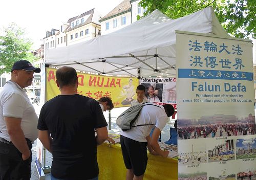 '图2:人们签名制止中共活摘法轮功学员器官的罪行。'