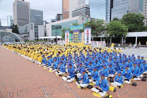 '图3~5:上千名法轮功学员在中环爱丁堡广场上集体炼功。'