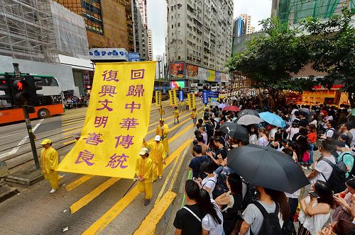 '图8~14:法轮功学员的游行为民众带来“真善忍”的祝福与信息。'