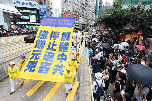 '图17~22:法轮功学员的游行队伍向民众传递真相。'