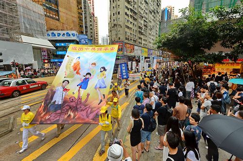 '图23~27:游行队伍中的横幅内容是法轮功学员要告诉人们的信息。'