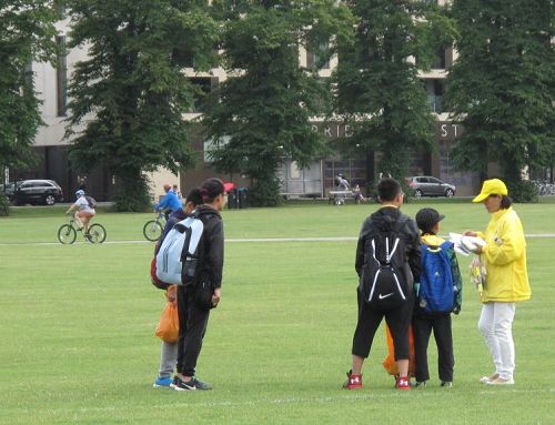 '图2:几个中国大陆出来游学两周的小学生和一位法轮功学员交谈'