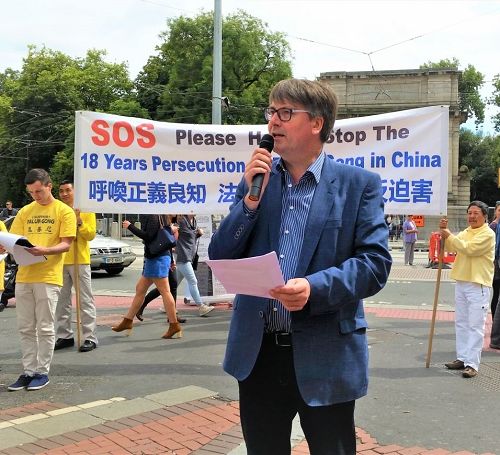 '图十:爱尔兰知名心理医生戴克林·莱恩斯(Declan Lyons)参加了反迫害集会并发言。'
