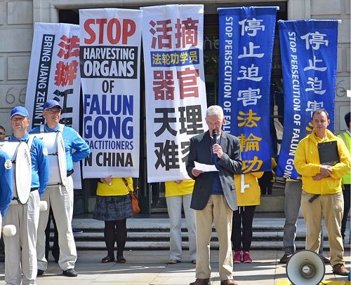 '图2:欧洲法轮功之友副主席约翰·迪先生在集会上发言,表达对法轮功学员的支持。'