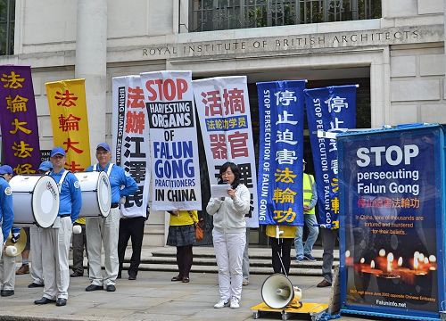 '图8:法轮功学员宋美英女士在集会上讲述在遭受中共非法迫害的亲身经历。'