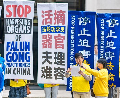 '图9:法轮功学员乔先生在集会上讲述亲身经历,揭露中共的迫害。'