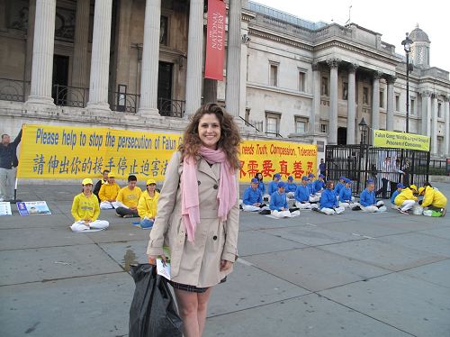 '图6:在伦敦工作的西班牙姑娘劳拉了解真相后表示支持法轮功学员反迫害。'