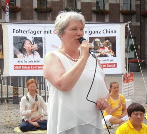 '图1~3:法轮功学员在莱茵河畔德国杜塞尔多夫市政府广场上举办反迫害十八周年活动'