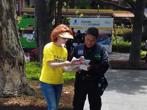 '图10:警察在要求停止迫害的请愿信上签名'