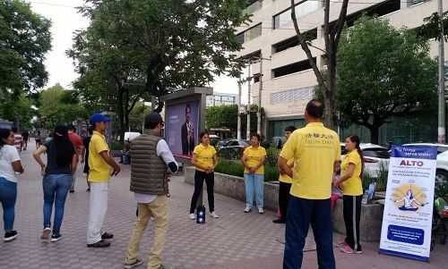 '图11:法轮功学员在瓜达拉哈拉市查普尔特佩克大道上炼功'