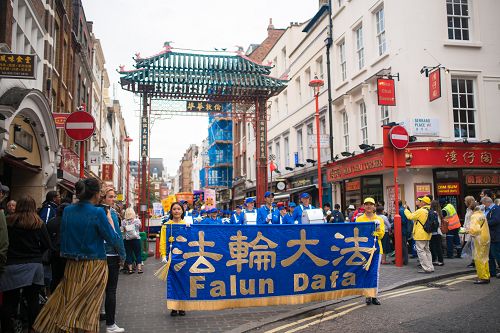 图5:法轮功游行队伍穿过伦敦唐人街