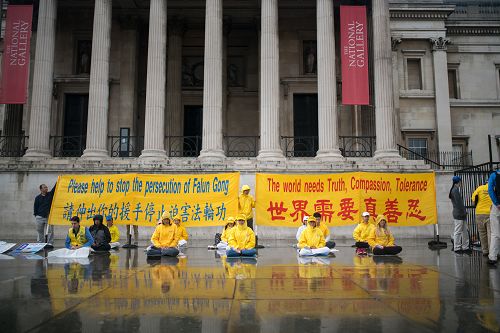 图7:法轮功学员在特拉法加广场(Trafalgar Square)展示五套祥和舒缓的功法。