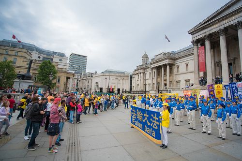 图8-10:法轮功学员在特拉法加广场(Trafalgar Square)北面平台举行集体炼功、讲真相活动