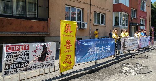 '图1:法轮功学员在中共大使馆前抗议迫害'