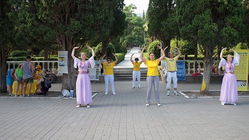 '图2:在西梅伊兹镇展示法轮功五套功法'