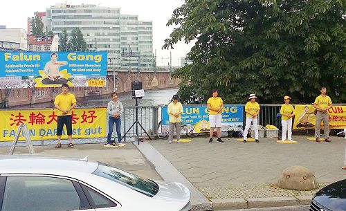 '图2:反迫害十八周年,法轮功学员在德国中使馆前的集会'