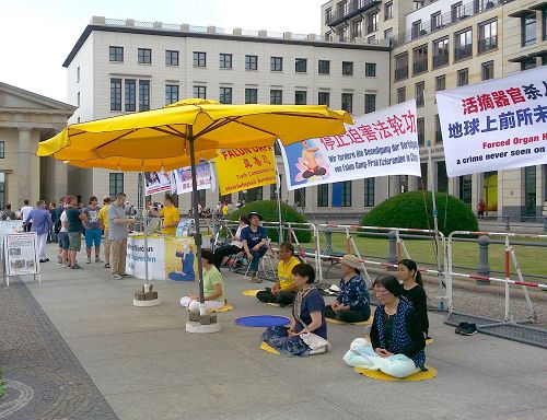 '图3:柏林“勃兰登堡门”旁定期都有法轮功信息展位'