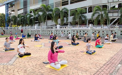 图1:法轮功学员在巴淡中心集体炼功