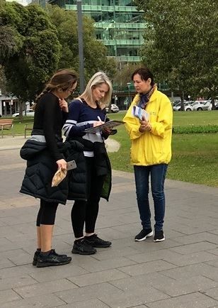 '图6:一对母女在制止中共活摘器官的签名表上签了名。'
