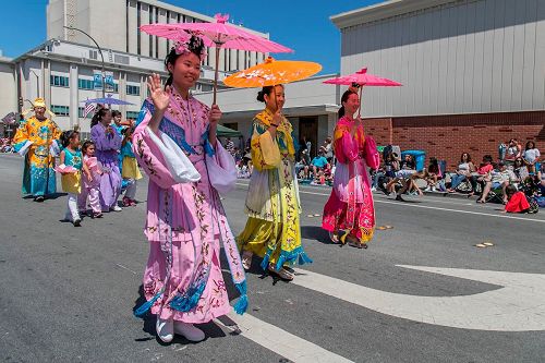 '图19:在美国出生长大,自幼修炼法轮功的伍爱莲每年都来参加红木城国庆日游行,告诉民众:法轮大法好。