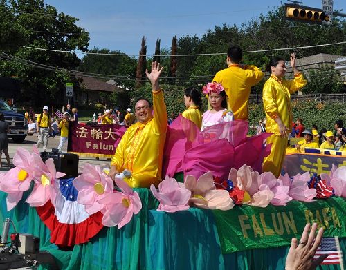 图4:法轮功学员美丽的花车及优美的功法演示一路上吸引着人们的目光。