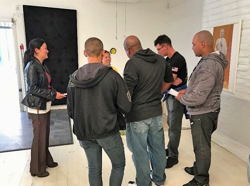 '图3:四位来自巴西的年轻人正在向法轮功学员了解真相。'