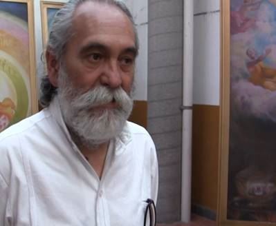 图1:巴里奥文化馆部门主管托里斯表示,画展展现了真诚、坚韧的价值观