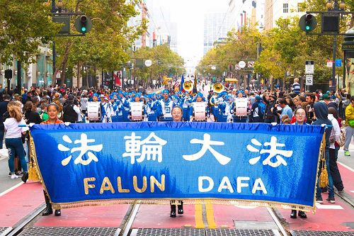 '图6~8:法轮功学员参加菲律宾文化节游行受欢迎'