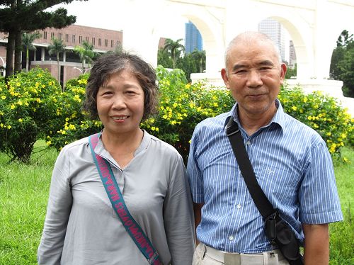 '图2:原本体弱多病的魏绍宽,修炼法轮功之后身强体健,精神抖擞。太太秀琴也跟着走進修炼,严重失眠与髋关节毛病不治而愈,身心轻快。'