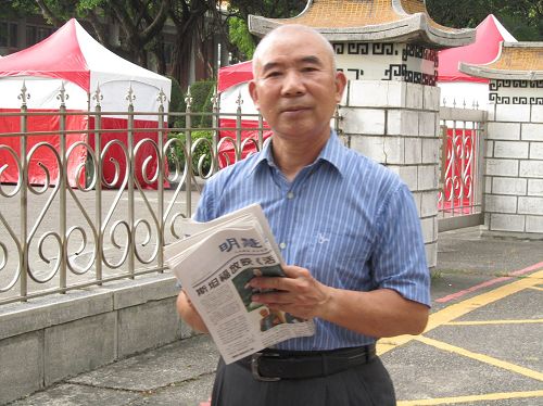 '图3:绍宽与妻子秀琴到景点发资料、讲真相,期望越多世人明白法轮大法好,让世界更美好。'