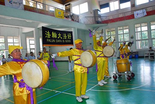 '图4~6:法轮功学员表演腰鼓'
