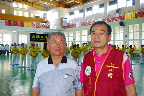 '图7:嘉义县体育会理事长张文相(左)及嘉义县中埔乡体育会理事长黄嘉祥,在学员功法表演前合影。'