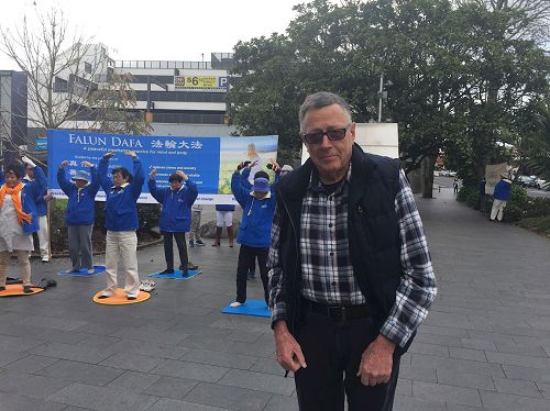 '图1:Dudley Greenway支持法轮功,并赞赏学员们的勇气'
