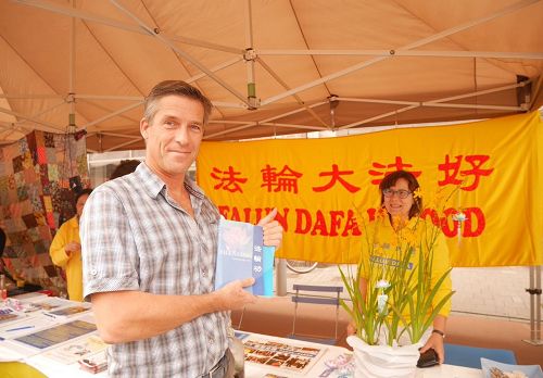 '图3:为购得法轮功书籍而高兴的 Jo Vanwontergem'