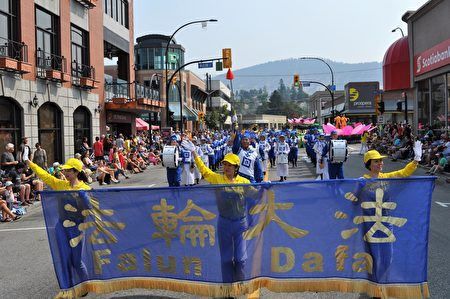 '图1:法轮功学员参加加拿大卑诗省内陆小城彭蒂克顿市(Penticton)一年一度的桃子节游行'
